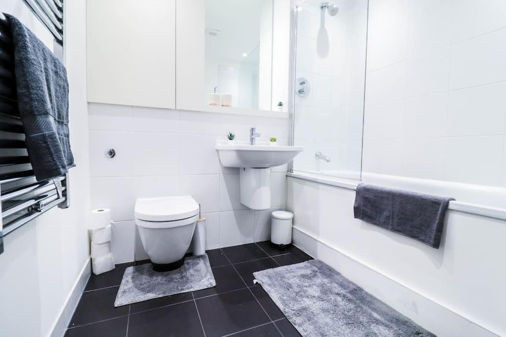 Canary Wharf-10% Discount-fibre Wifi-5mins To Tube Лондон