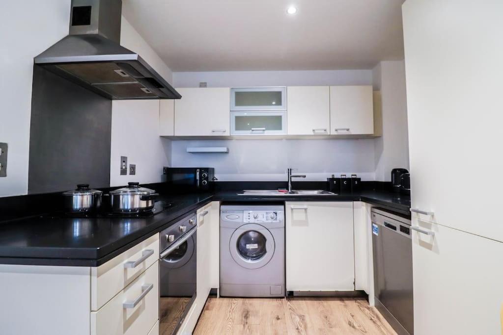 Canary Wharf-10% Discount-fibre Wifi-5mins To Tube Лондон